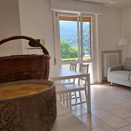 Dinky's With A Balcony Overlooking The Woods Apartamento