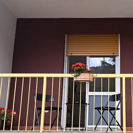 Dinky's With A Balcony Overlooking The Woods Апартаменты Магрельо