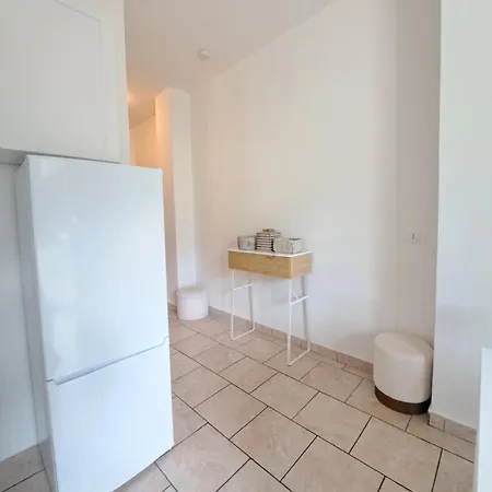 Apartamento Dinky's With A Balcony Overlooking The Woods